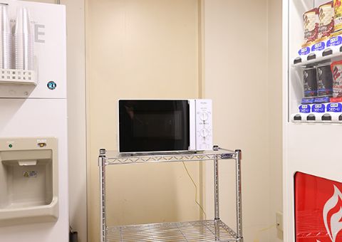 電子レンジ・製氷機・自動販売機コーナー
