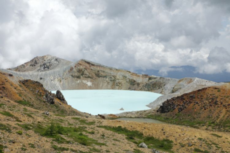 草津白根山の湯釜