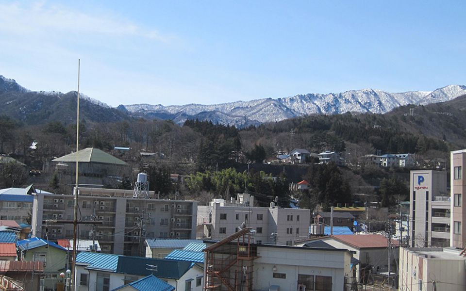 温泉街や山々を望む客室 写真1