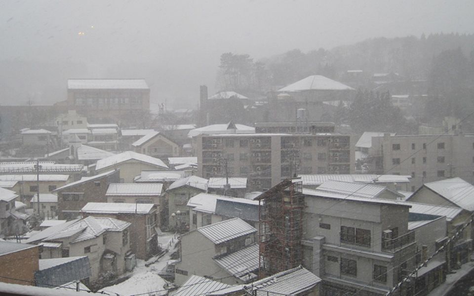 温泉街や山々を望む客室 写真2