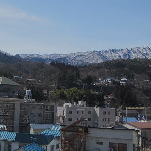 温泉街や山々を望む客室